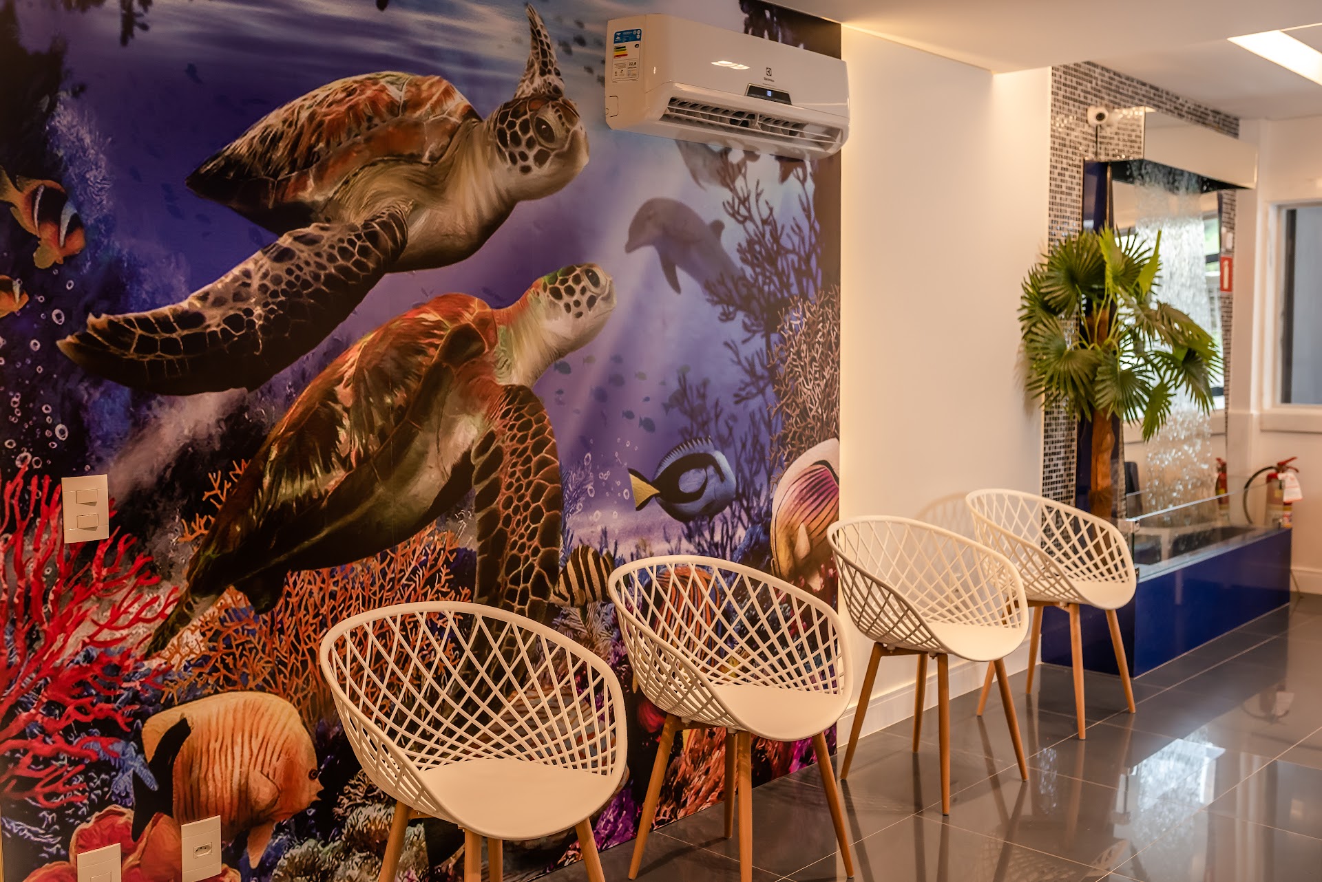 Sala de espera com mural de tartarugas marinhas