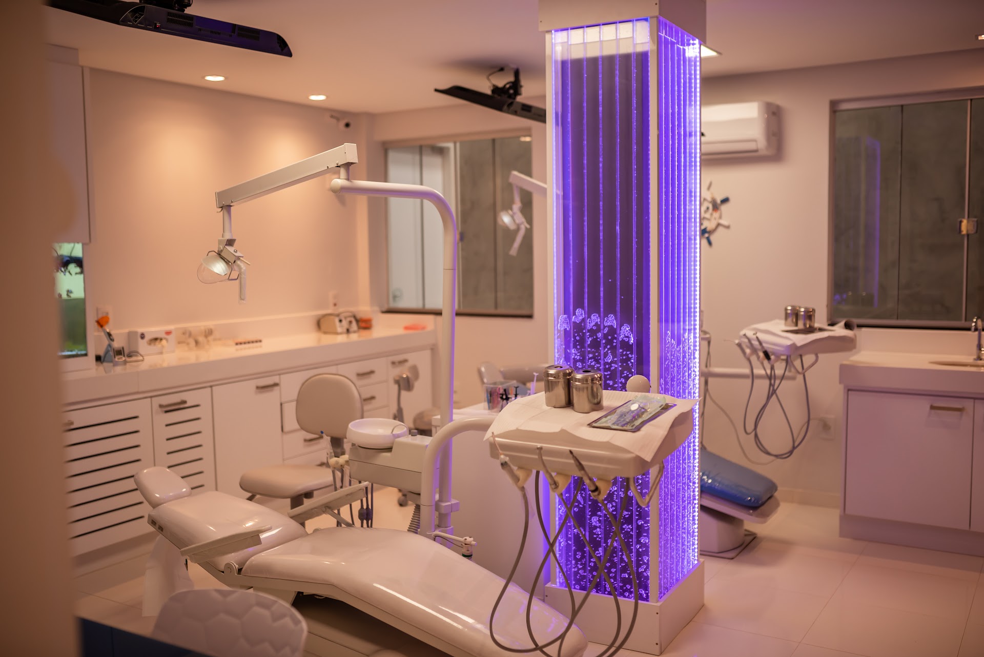 Sala de atendimento com equipamentos modernos