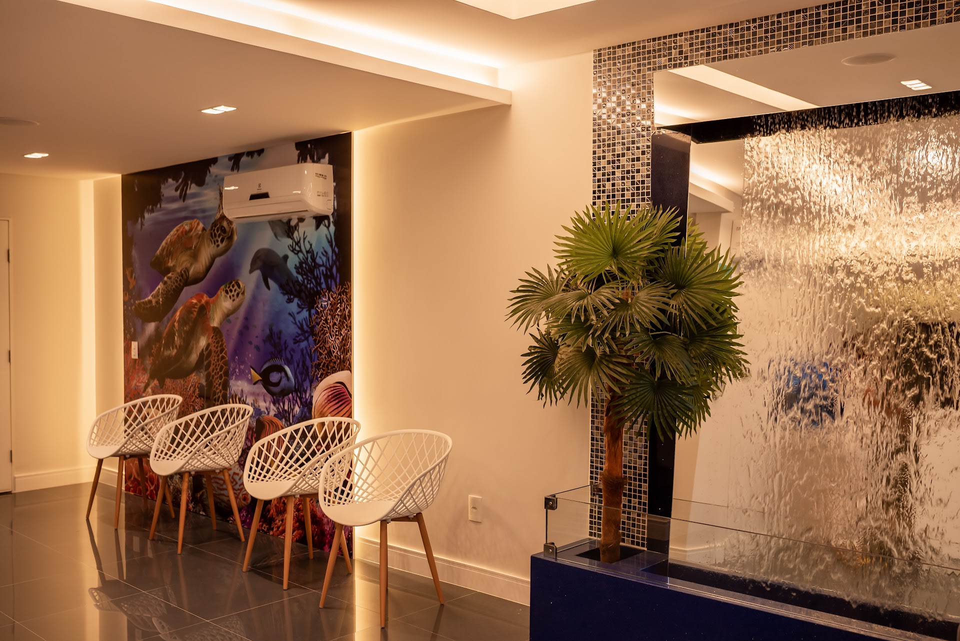 Sala de espera com mural de tartarugas